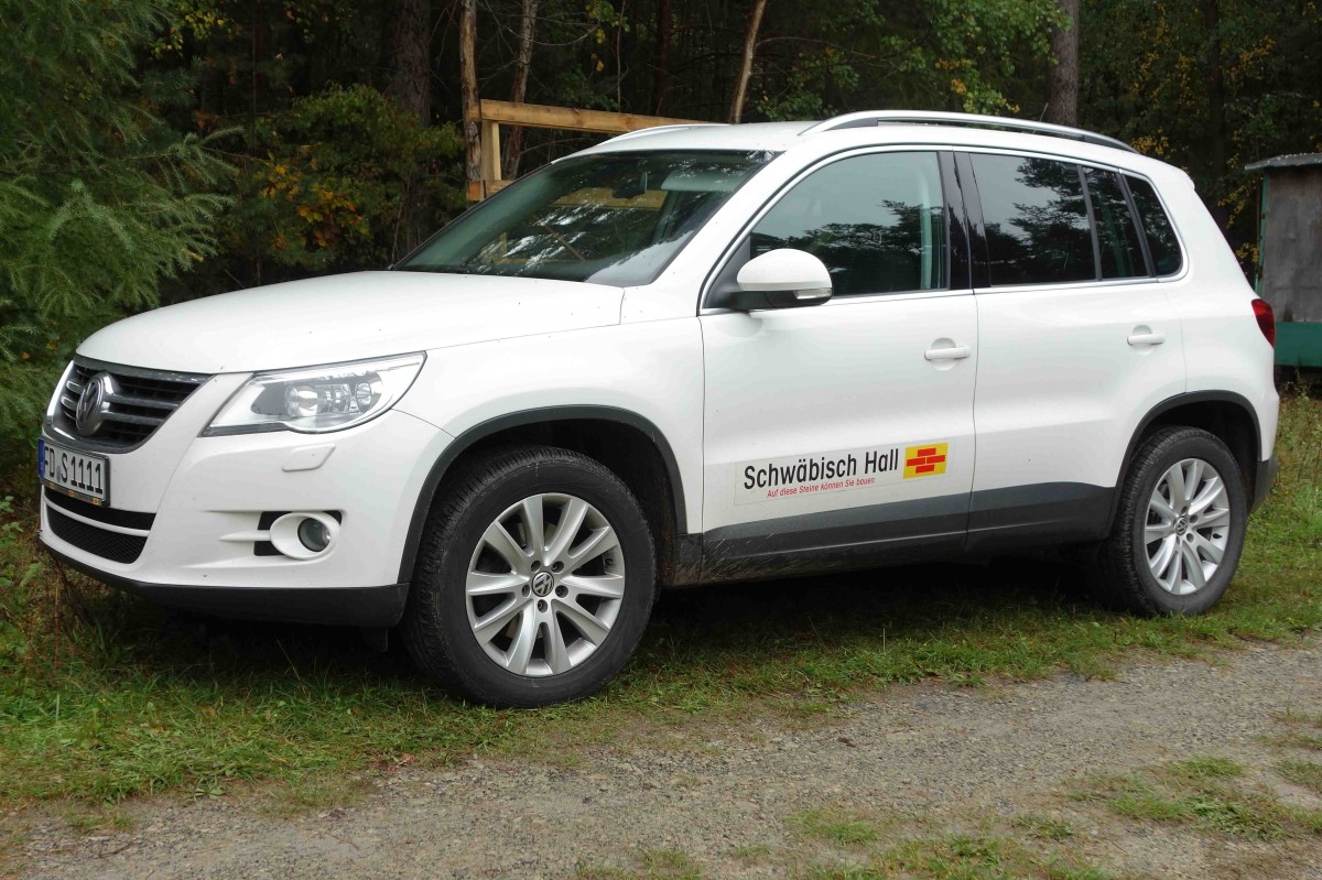 VW Tiguan TSI als Werbeträger von  Schwäbisch Hall , gesehen in der Gemarkung von 36088 Hünfeld-Michelsrombach im Oktober 2015