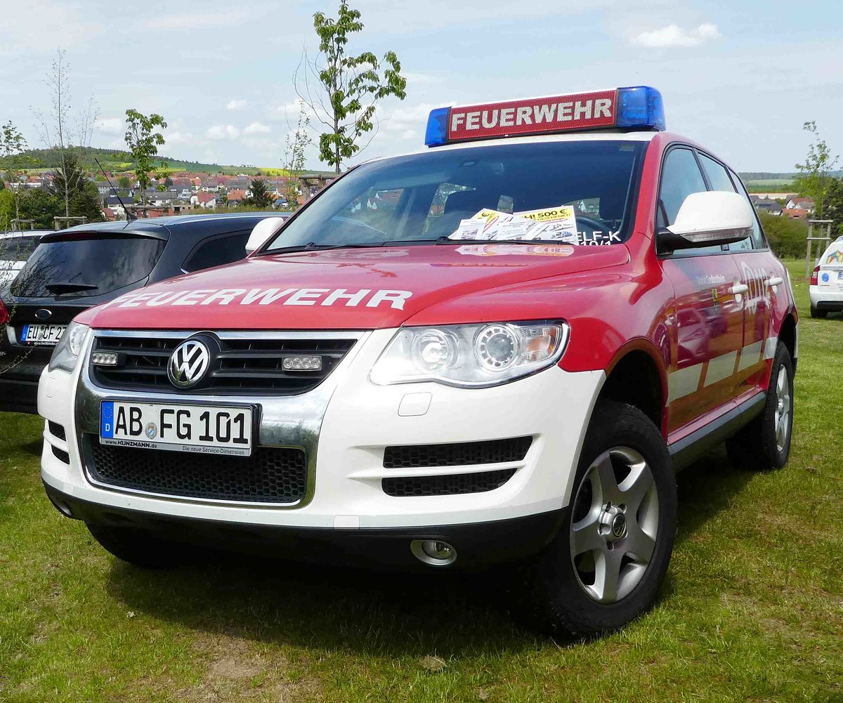 =VW Touareg der Feuerwehr GROßOSTHEIM, gesehen auf dem Parkplatz der RettMobil 2017 in Fulda - Mai 2017