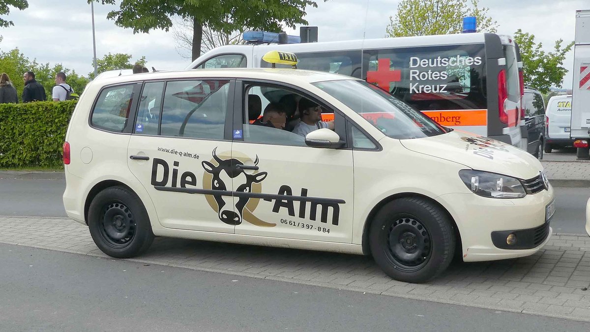 =VW Touran als Taxi unterwegs in Fulda im Mai 2019