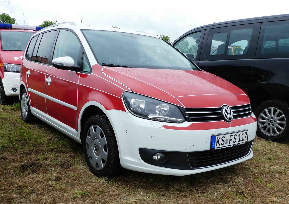 =VW Touran, gesehen auf dem Parkplatz der RettMobil 2017 in Fulda - Mai 2017