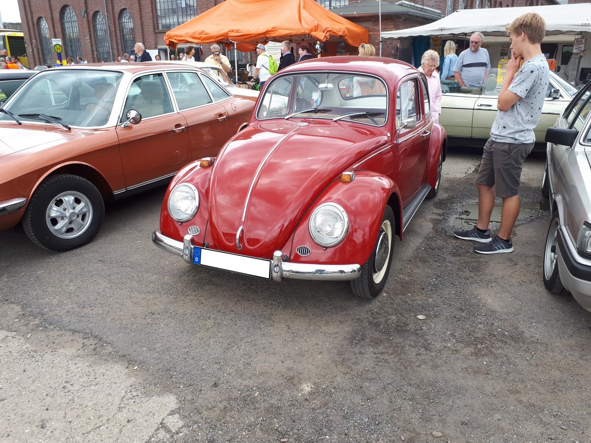 VW Typ 1 aus dem Jahr 1967 im Farbton rubin. Oldtimertreffen an der  Alten Dreherei  in Mülheim an der Ruhr am 17.06.2018.