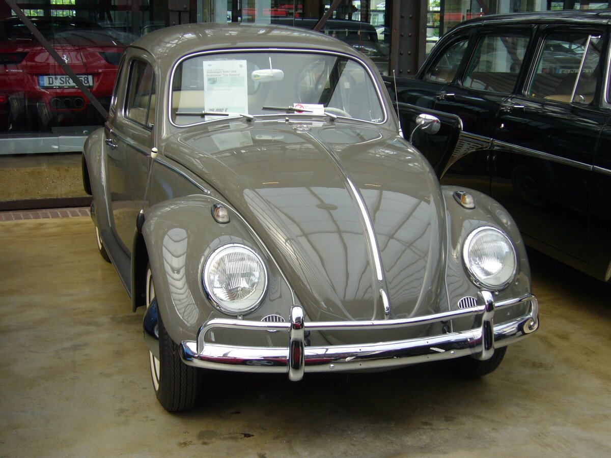 VW Typ 1 des Modelljahres 1963 als Exportmodell. Ursprünglich wurde dieser  Käfer  nach Italien ausgeliefert. Der Wagen ist im Farbton L469 anthrazit lackiert und hat einen, im Heck verbauten, gebläsegekühlten, Vierzylinderboxermotor, der aus einem Hubraum von 1192 cm³ 30 PS leistet. Classic Remise Düsseldorf am 26.05.2022.