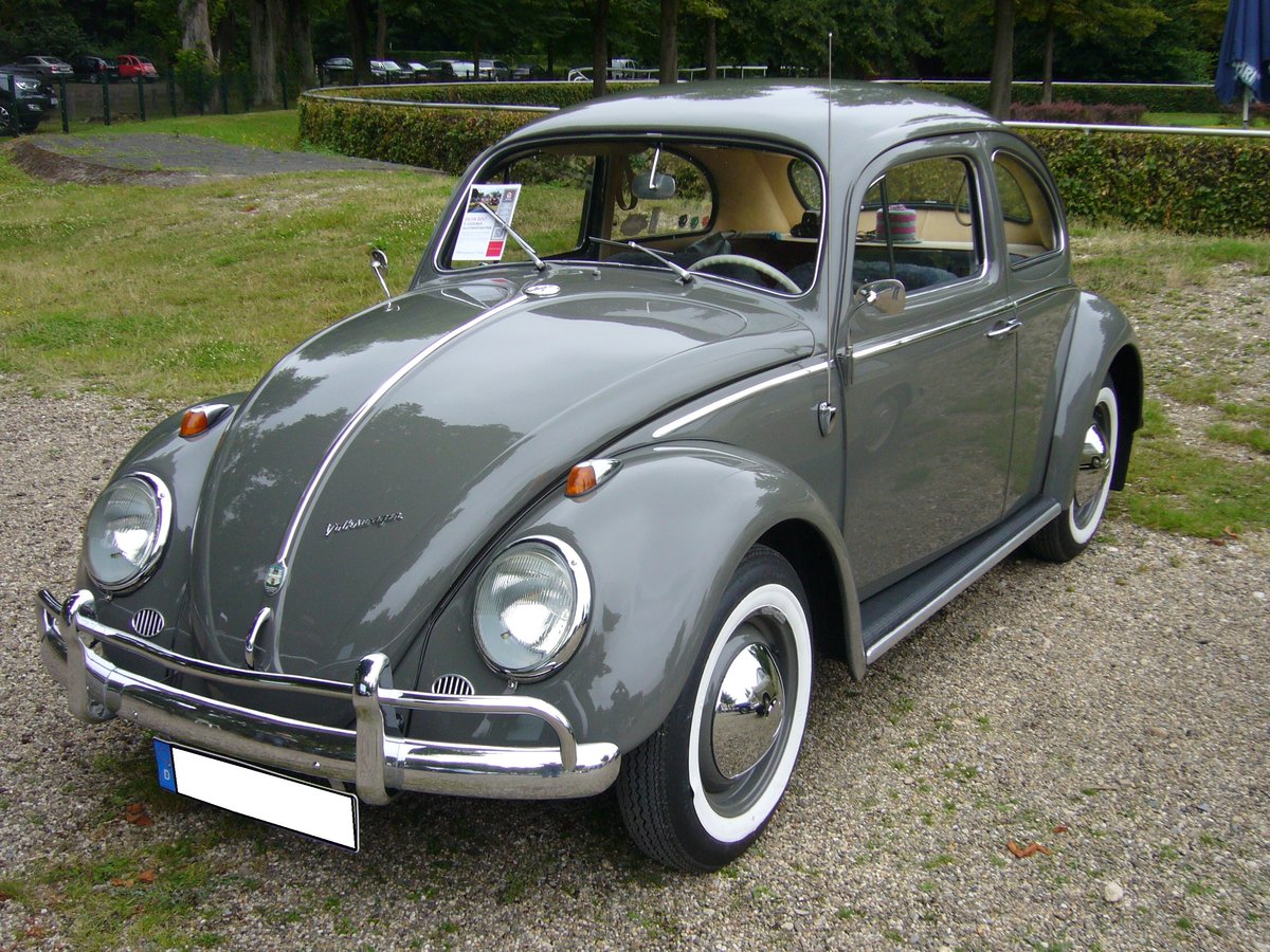 Vw Typ 1  Käfer  des Modelljahres 1962. Der abgelichtete Käfer ist ein Exportmodell. Der im Heck verbaute, luftgekühlte 4-Zylinderboxermotor hat einen Hubraum von 1192 cm³ und leistet 30 PS. Oldtimertreffen an der Galopprennbahn Krefeld am 16.07.2017.