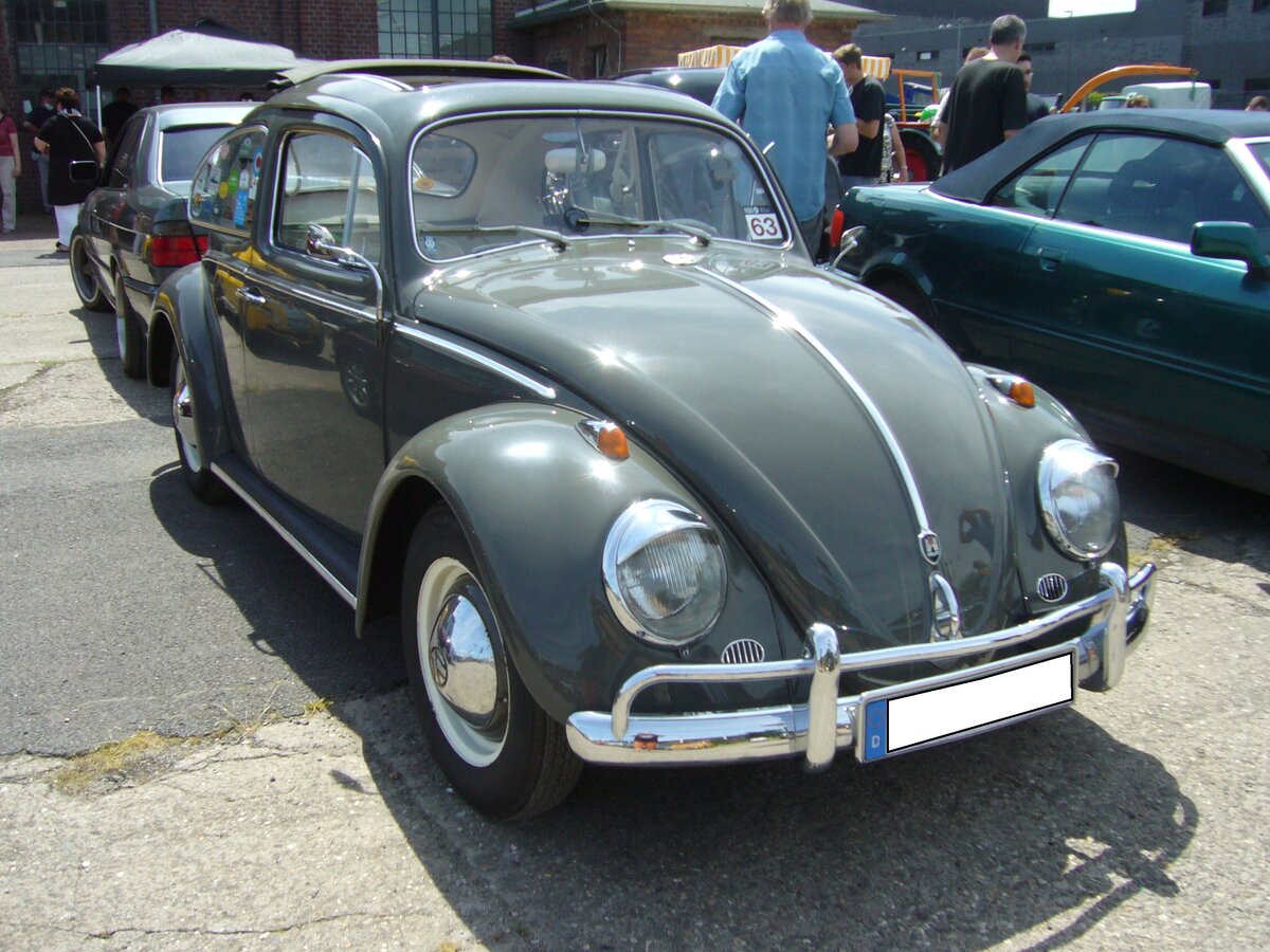 VW Typ 1  Käfer  des Modelljahres 1962 im Farbton L469 Anthrazit. Der abgelichtete Käfer ist ein Exportmodell mit Faltschiebdach. Der im Heck verbaute, luftgekühlte Vierzylinderboxermotor hat einen Hubraum von 1192 cm³ und leistet 30 PS. Oldtimertreffen an der  Alten Dreherei  in Mülheim an der Ruhr am 19.06.2021 und 20.06.2021. 