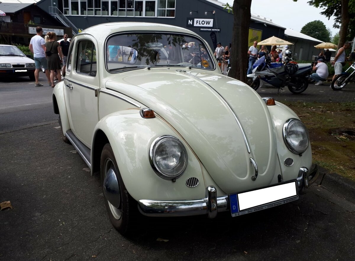 VW Typ 1  Käfer . Dieser Käfer stammt aus dem Jahr 1964. Der im Heck verbaute, gebläsegekühlte Vierzylinderboxermotor hat einen Hubraum von 1192 cm³ und leistet 30 PS. Die Höchstgeschwindigkeit für dieses Modell gaben die Wolfsburger mit 112 km/h an. Oldtimertreffen in Siegen am 19.06.2022.