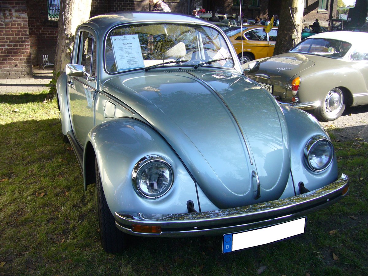 VW Typ 1  Käfer  Sondermodell  Eisblauer Käfer . In den Jahren 1983 & 1984 wurde dieses Sondermodell, das auch bei einigen Händlern als  Winterkäfer  angeboten wurde, in 3500 Exemplaren hergestellt. Der Wagen war grundsätzlich im Farbton LG5Y/Eisblaumetallic lackiert. Als Zubehör war das Radiomodell Braunschweig verbaut. Im Heck verrichtete der Vierzylinderboxermotor mit einem Hubraum von 1192 cm³ und einer Leistung von 34 PS seine Arbeit. Oldtimertreffen an der Niebu(h)rg in Oberhausen am 07.10.2018.