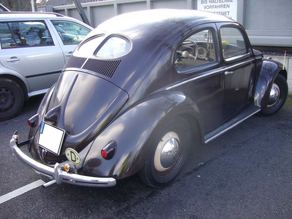 VW Typ 11 1945 - 1953. Der abgelichtete Standard Käfer wurde 1951 gebaut. Der 1.131 cm³ 4-Zylinderboxermotor leistet 25 PS und verhilft dem  Brezelkäfer  zu einer Höchstgeschwindigkeit von 105 km/h. Besucherparkplatz der Düsseldorfer Classic Remise am 02.03.2014.