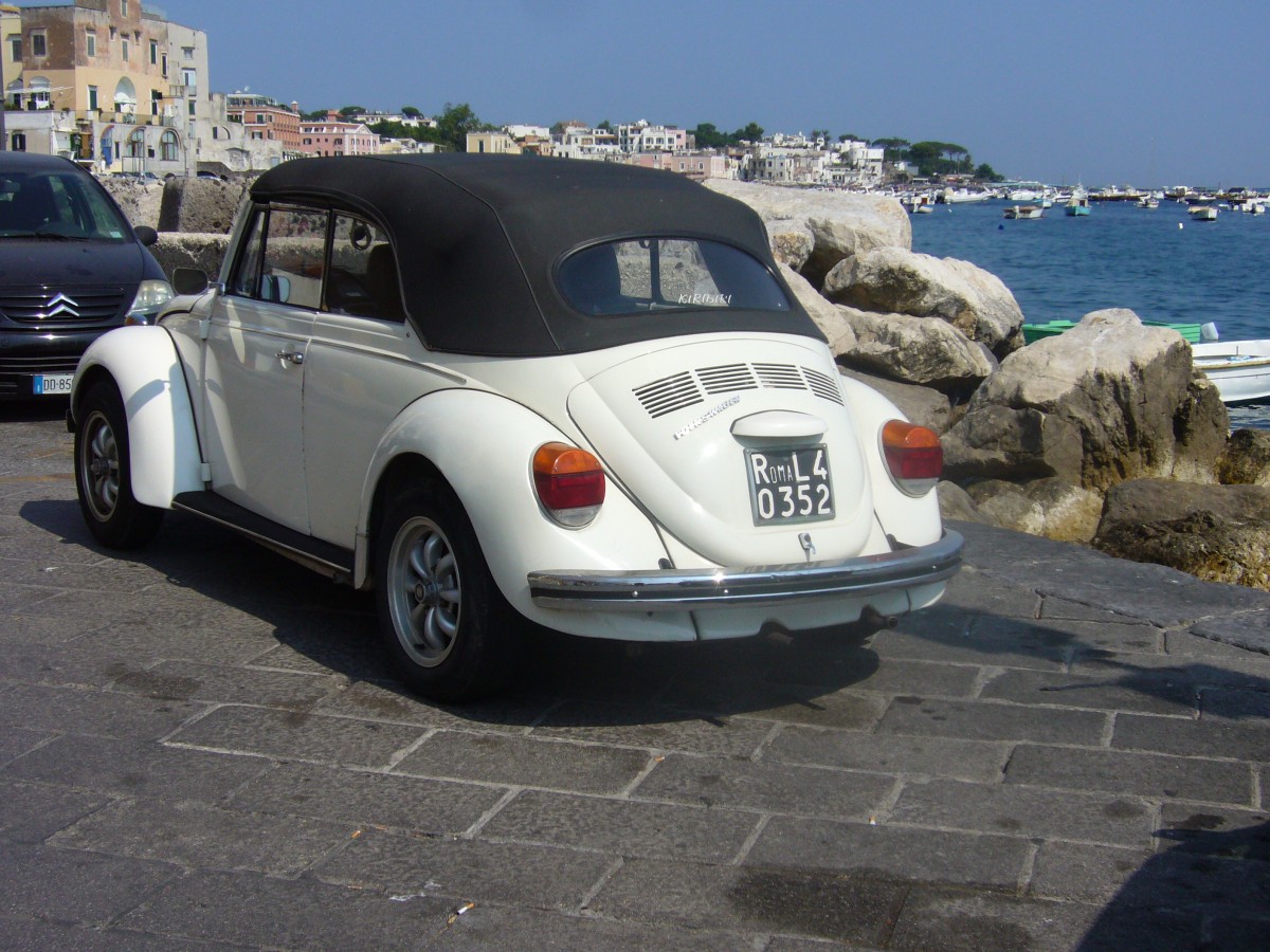 VW Typ 15 von 1973 im Hafen von Ischia Ponte am 11.07.2015.