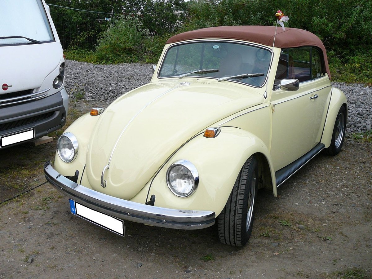 VW Typ 15  Käfer Cabriolet  im Farbton cremeweiß aus dem Jahr 1968. Oldtimertreffen an der  Alten Dreherei  in Mülheim an der Ruhr im Juni 2015.