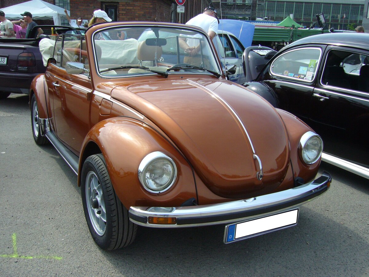 VW Typ 15, die meisten sagen  Käfer Cabriolet , im Farbton brasilbraun aus dem Jahr 1978. Oldtimertreffen an der  Alten Dreherei  in Mülheim an der Ruhr am 18.06.2023.