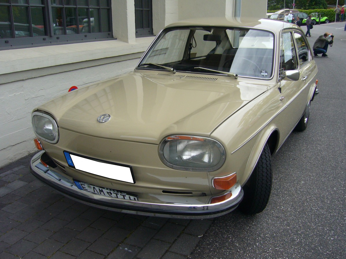 VW Typ 4 411 L. 1968 - 1969. Der Typ 4 war wahlweise als 2- oder 4-Türer zu ordern. Ein solcher 2-türige 411 kostete in Grundausstattung DM 7.770,00. Der im Heck verbaute 
4-Zylinderboxermotor leistet 68 PS aus 1679 cm³ Hubraum. Volkswagentreffen Düsseldorfer Classic Remise am 31.05.2015.
