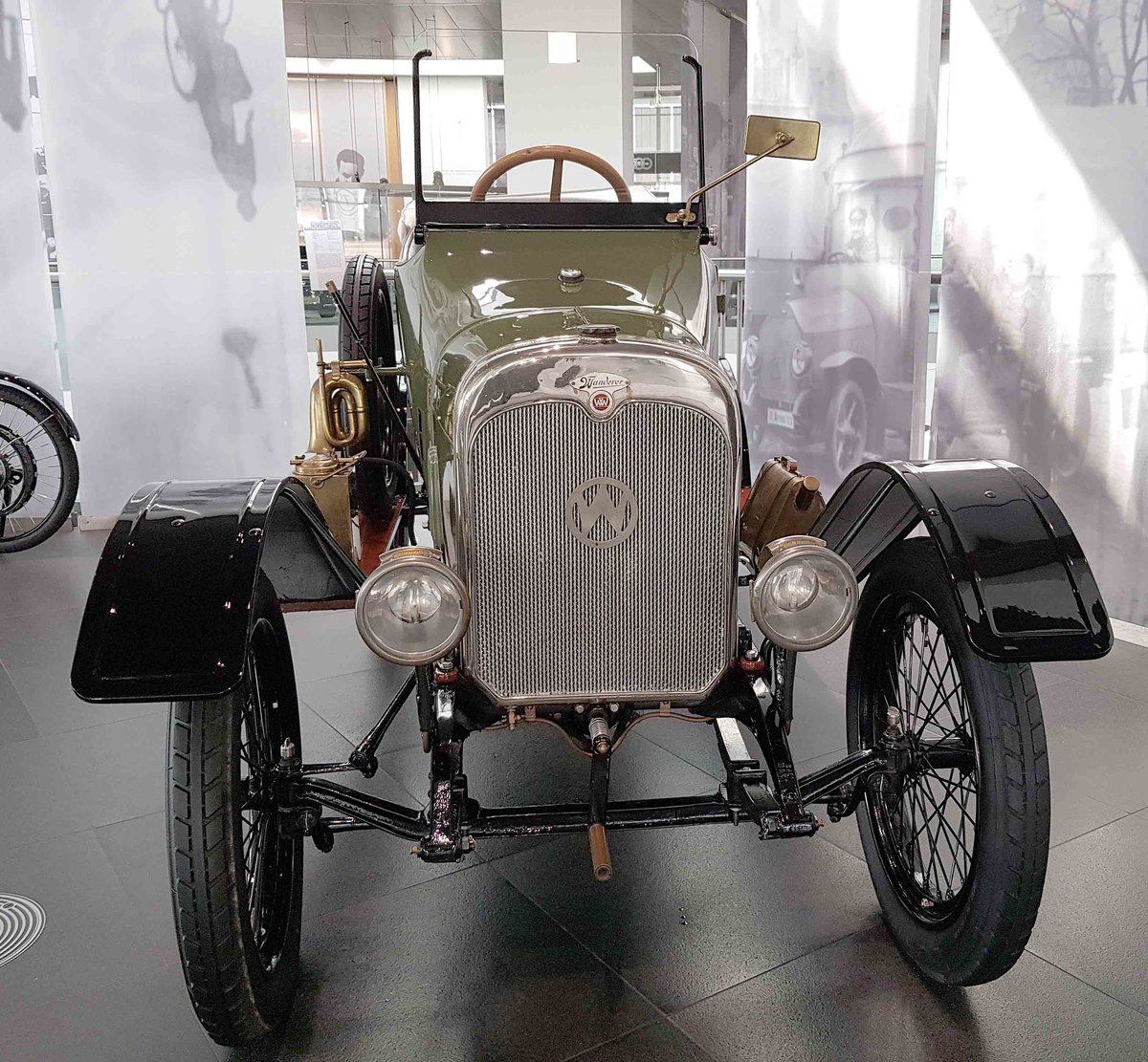 =Wanderer, gesehen im Audi-Museum Ingolstadt im April 2019.