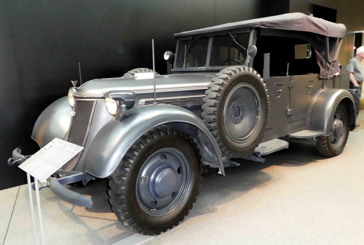 =Wanderer W23S, mittlerer geländegängiger PKW (4x2), Bj. 1940, 6Zyl.-Motor, 2651 ccm, 62 PS,
gesehen im August Horch Museum Zwickau, Juli 2016.