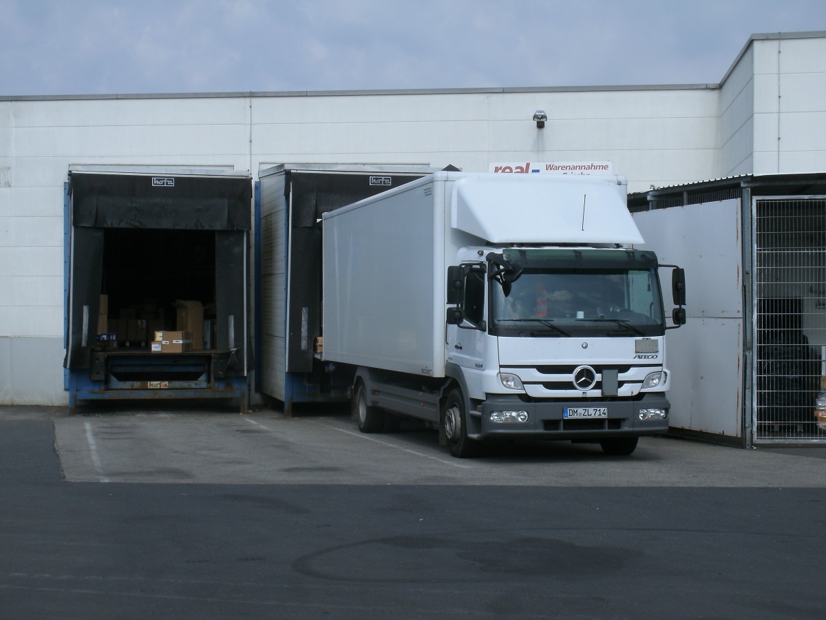 Ware lieferte dieser Mercedes,am 06.Mai 2013,an einem Supermarkt in Bergen/Rgen.