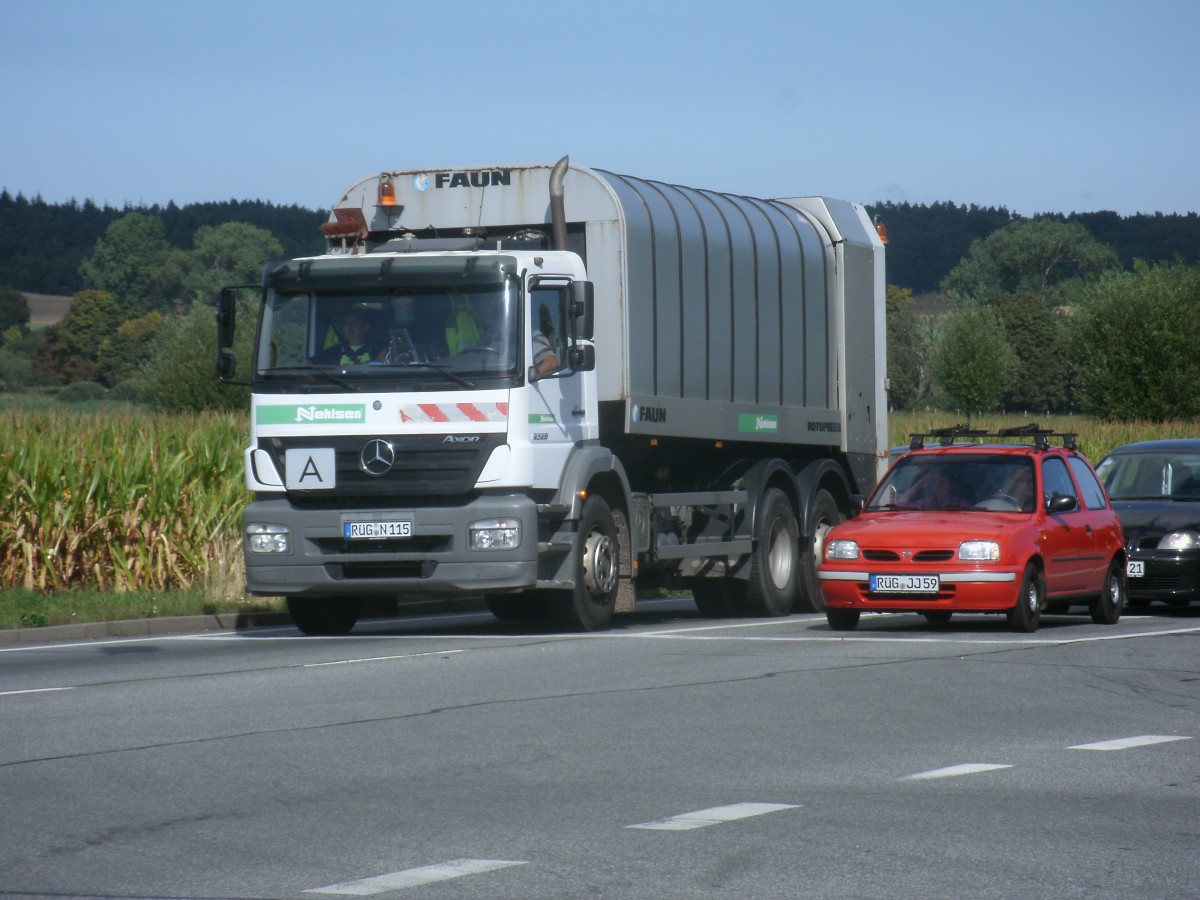 Warten an einer Kreuzung in Bergen/Rgen tat die Rgener Mllabfuhr mit ihren Mercedes am 05.September 2013.