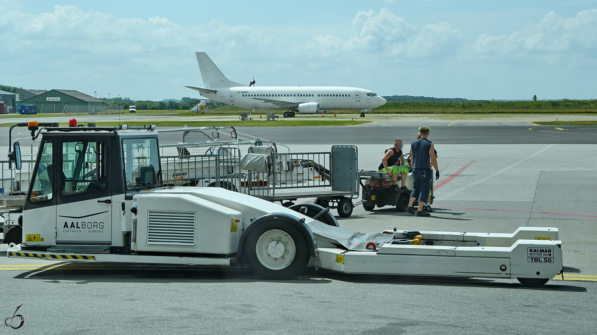 Warten auf den nächsten Flieger... ein Kalmar TBL 50 Flugzeugschlepper. (Flughafen Aalborg, Juni 2018)