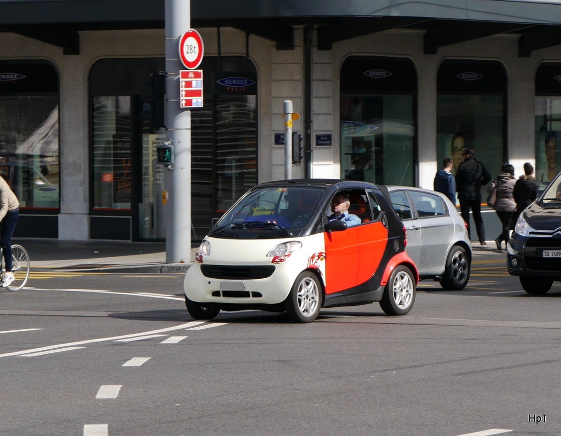 Weiss, Rot, Schwarzer Smart unterwegs in der Stadt Genf am 08.03.2015