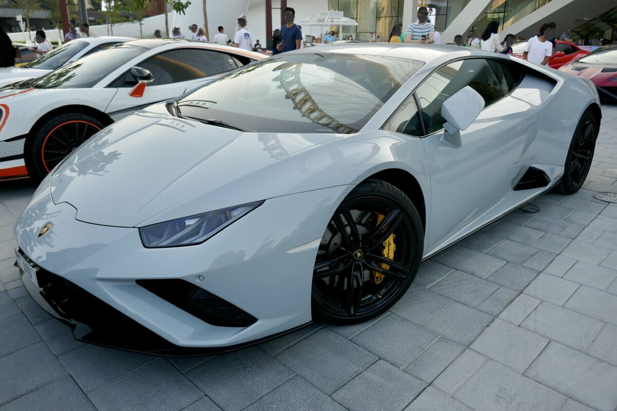 Weisser Lamborghini Huracan am 1.12.21 vor dem Riesenrad Ain Dubai.