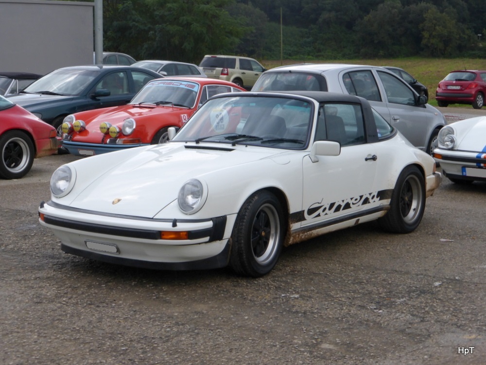 Weisser Porsche auf einem Parkplatz in Besalu (Spanien) am 29.09.2014
