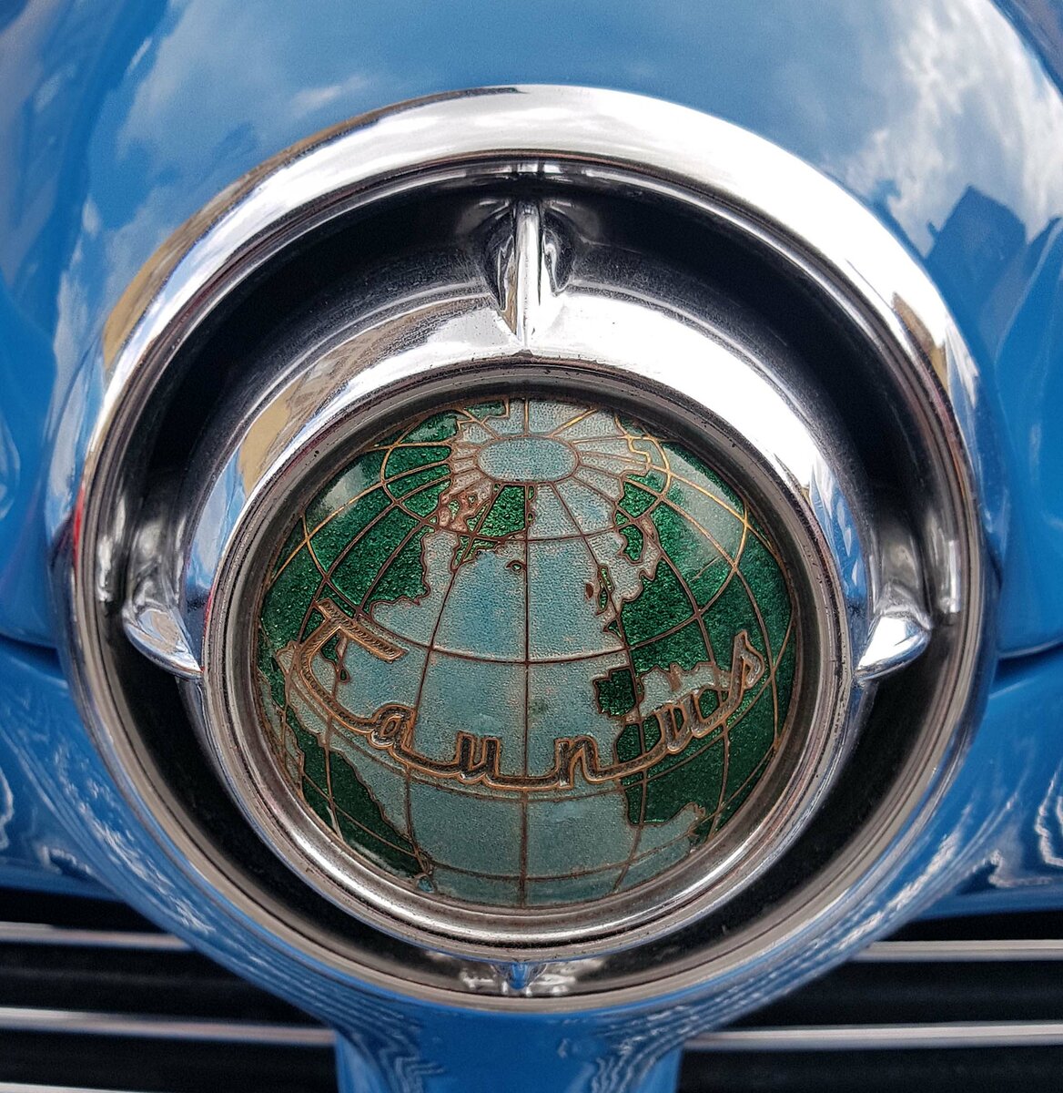 =Weltkugel des Ford Taunus 12 M, Bj. 1952, gesehen bei den Fladungen Classics 2023 im Juli 23