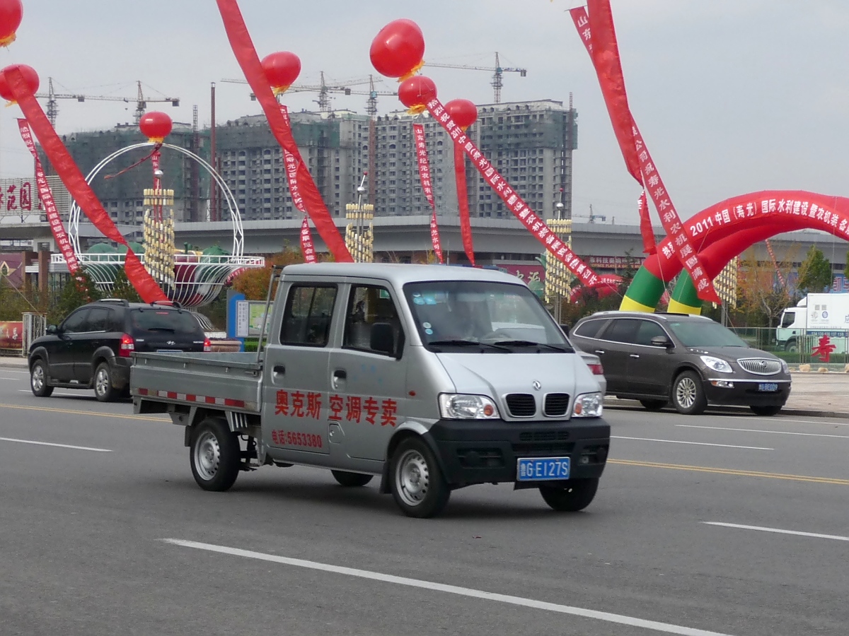 Wenn BMW Kleintransporter bauen wrde, shen sie dann so aus?
Ein Dongfeng EQ5021 in Shouguang, 6.11.11