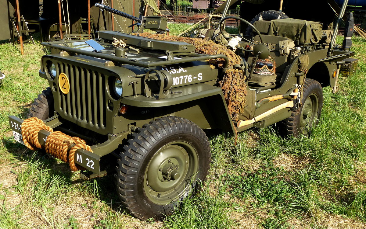 Willys Jeep, US-amerikanischer Gelndewagen, ausgestellt beim 6.Int.Militrfahrzeugtreffen in Full, Juli 2015