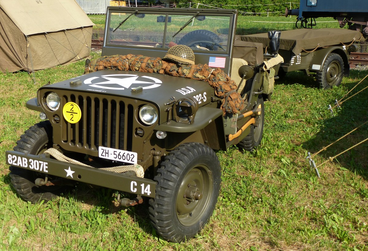 Willys Jeep, US-amerikanischer Gelndewagen, beim 6.Internationalen Militrfahrzeugtreffen im Schweizerischen Militrmuseum Full, Juli 2015