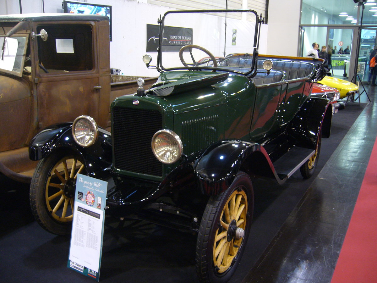 Willys-Overland Model 90 Light fourdoor Touring aus dem Jahr 1918. Dieser 100 Jahre alte Wagen kann tatsächlich schon mit einem elektrischen Anlasser aufwarten. Der Vierzylinderreihenmotor hat einen Hubraum von 2933 cm³ (179 cui) und leistet 32 PS. Essen-Motor-Show am 04.12.2018.
