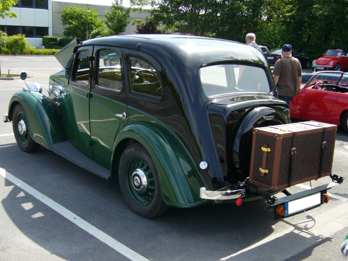 Wolseley 14 HP Saloon aus dem Jahr 1936. In dieser Karosserieversion wurde das Modell in den Jahren von 1935 bis 1937 produziert. Motorisiert ist diese Limousine mit einem Sechszylinderreihenmotor mit einer Leistung von 60 PS aus einem Hubraum von 1818 cm³. Ratingen im Sommer 2022.