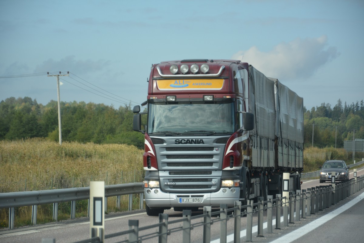 XJX 876 (R500 Scania) auf dem Weg am 17.09.2014 Richtung Nyköping.