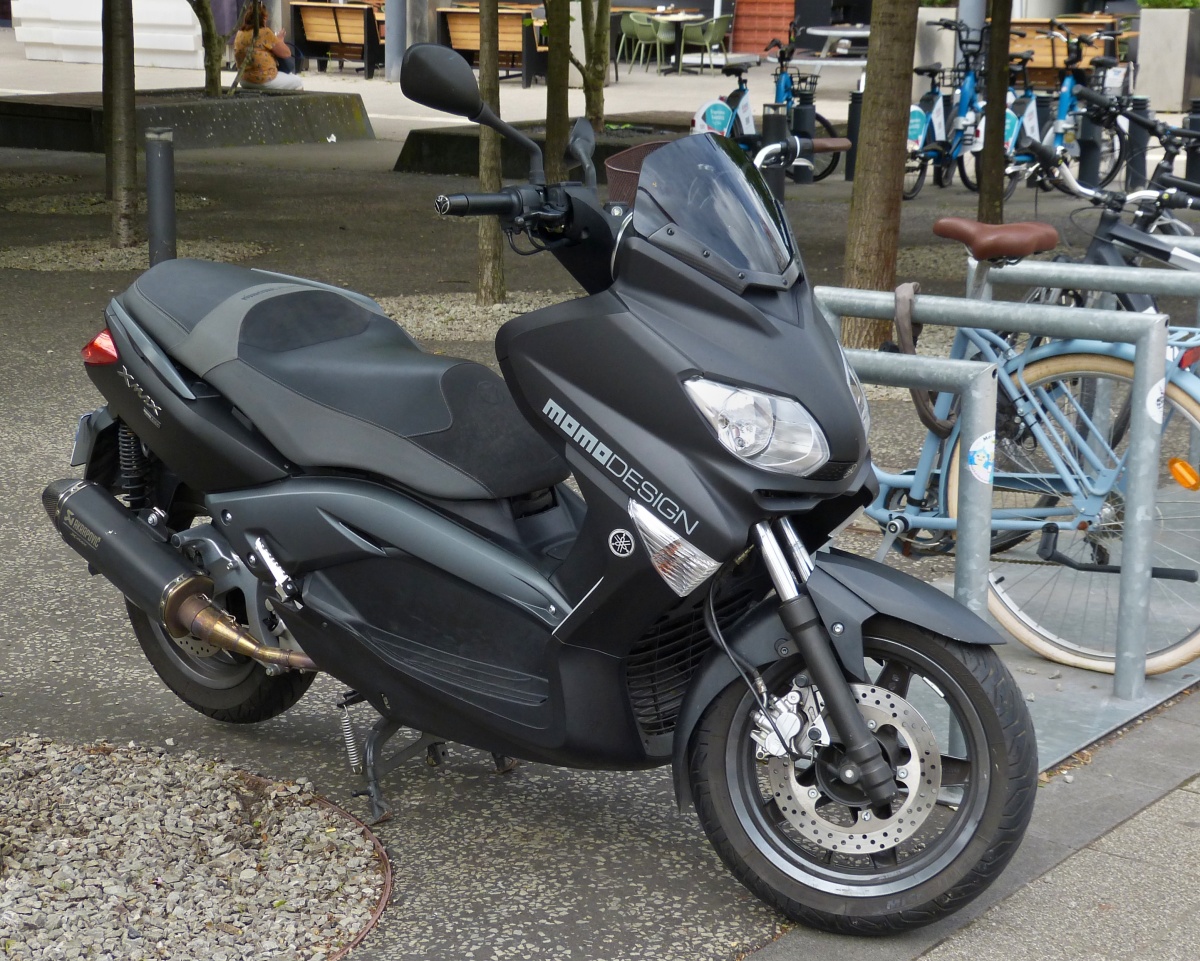 Yamaha X Max, stand am Straßenrand. 06.2022