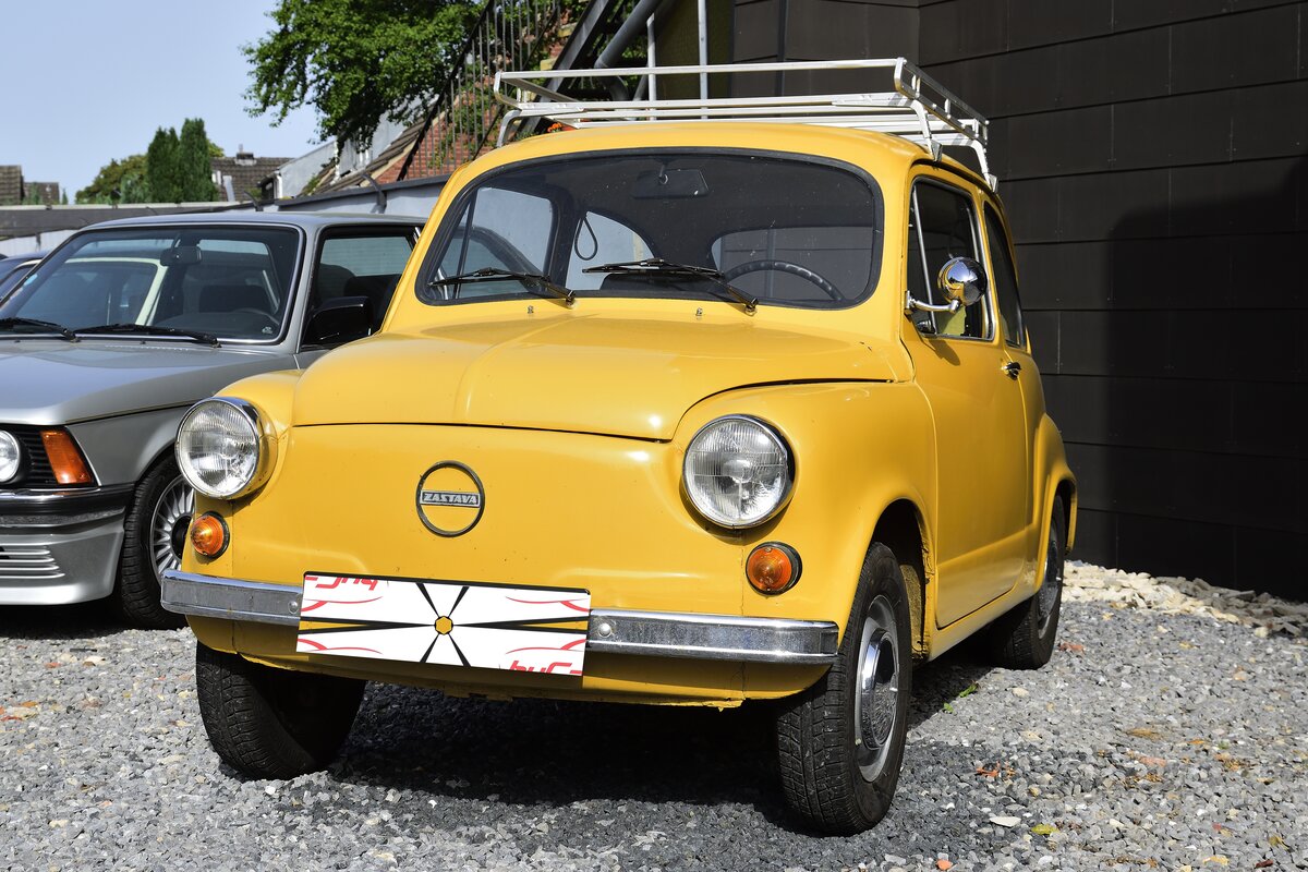 Zastava 750 LE (Fiat 500/600),steht in Alsdorf beim Händler zum Verkauf. Gesehen am 18.6.2022