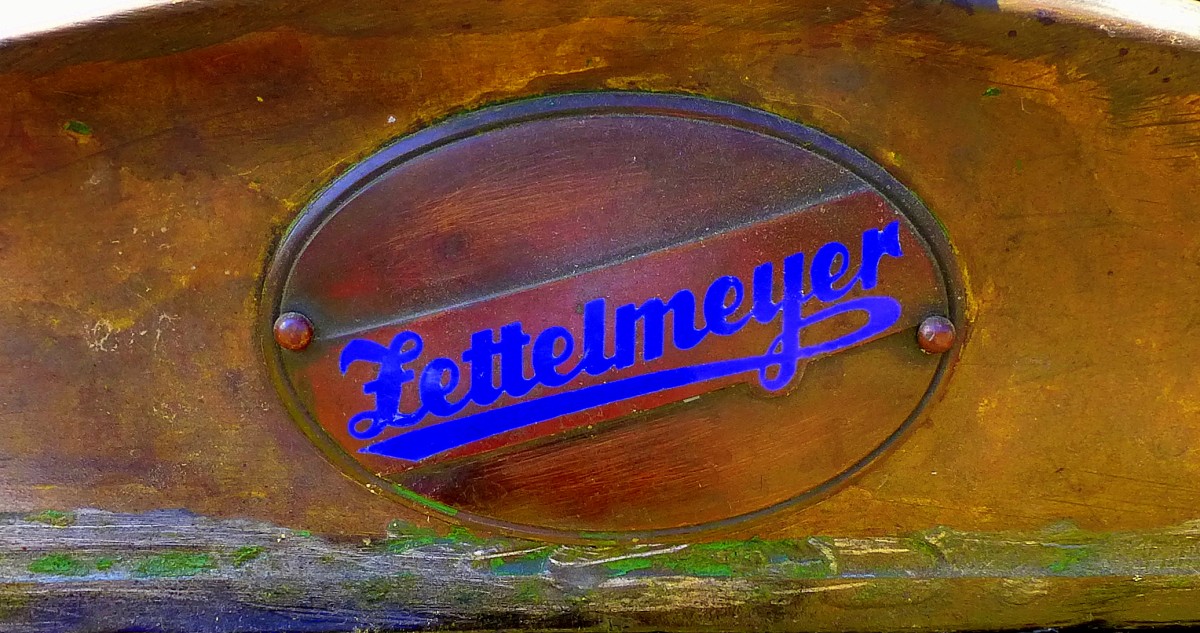 Zettelmeyer Baumaschinen GmbH, Firmenschild am Khlerrahmen eines Oldtimertraktors,  die Firma wurde 1897 in Konz gegrndet und 1994 von Volvo bernommen, Dez.2015