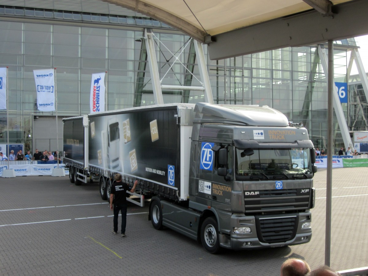 ZF/DAF Innovationstruck auf der IAA Nutzfahrzeuge im September 2014 in Hannover. Der  Lang-LKW  wurde v.d.a.d. Foto zu sehenden Mitarbeiter von aussen per Tablet OHNE Diesel-Motor , dafür aber mit Elektro-Antrieb Rückwärts eingeparkt.