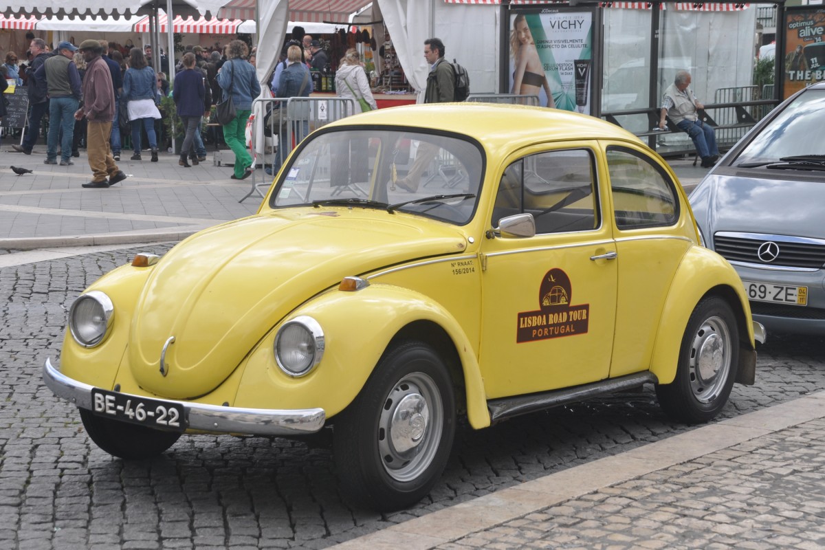 zu Werbezwecken genutzter VW-Käfer auf der Praça da Figueira (Lisboa/Portugal, 24.04.2014)