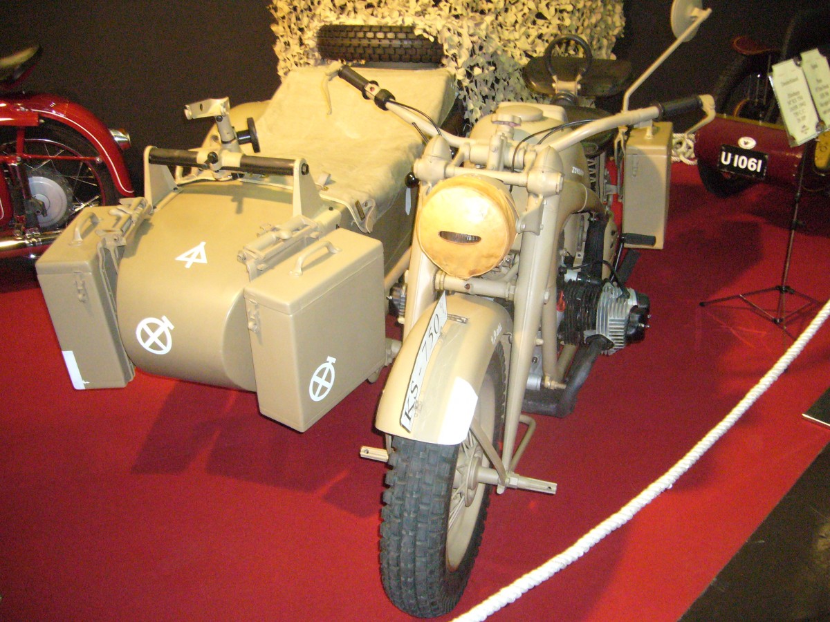 Zündapp KS 750 mit angetriebenem Seitenwagen. 1941 - 1948. Die KS 750 wurde als geländegängiges Motorrad für die damalige deutsche Wehrmacht entwickelt. Der 2-Zylinderboxermotor mit 751 cm³ Hubraum leistet 26 PS. 