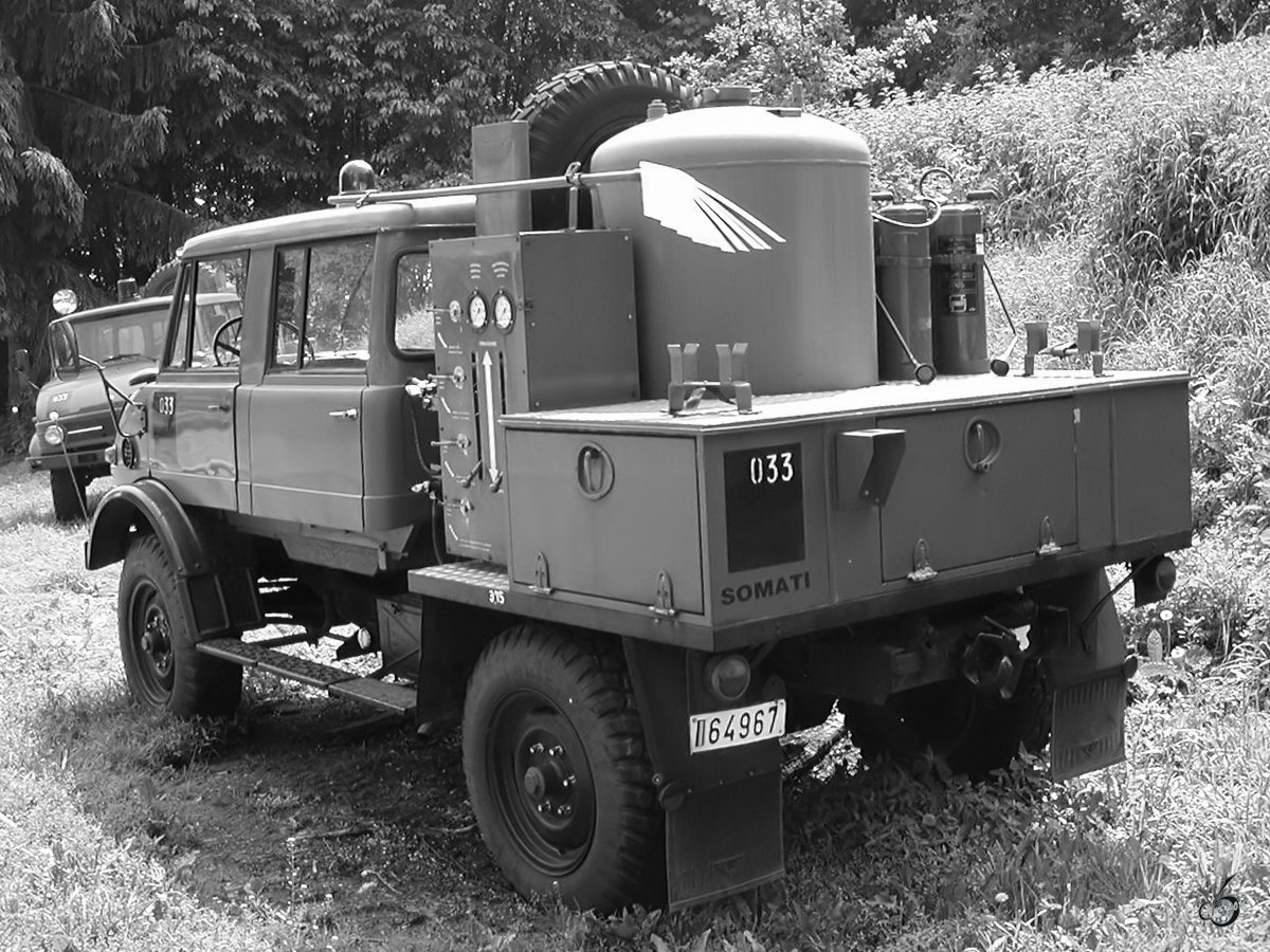 Zwei alte Unimog-Flugfeldlöschfahrzeug der Belgischen Armee. (Liegé-Bierset, Juni 2003)
