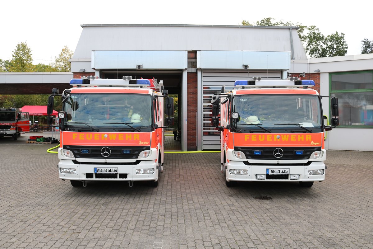 Zwei Feuerwehr Aschaffenburg Mercedes Benz Atego LF am 29.09.19 beim Tag der offenen Tür