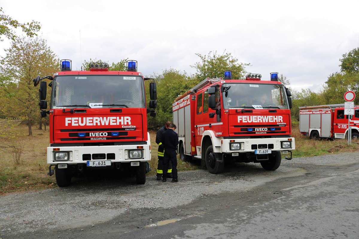 Zwei Feuerwehr Frankfurt IVECO LF10/6 (Florian Frankfurt 12/43) und (Florian Frankfurt 23/43) am 27.10.18 im Bereitstellungsraum Enkheimer Ried bei der Herbstabschlussübung der Jugendfeuerwehr