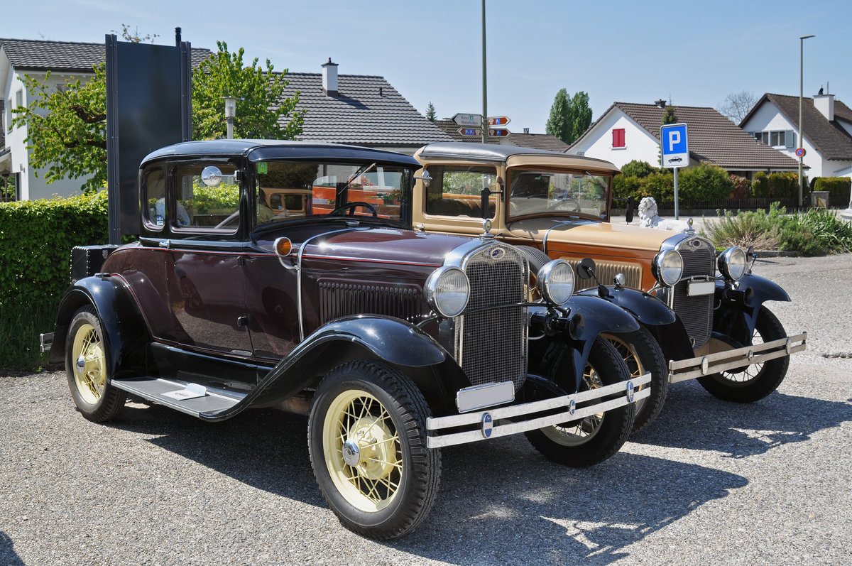Zwei Ford Oldtimer stehen auf einem Parkplatz beim Römischen Theater in Augst. Die Aufnahme stammt vom 23.04.2017.