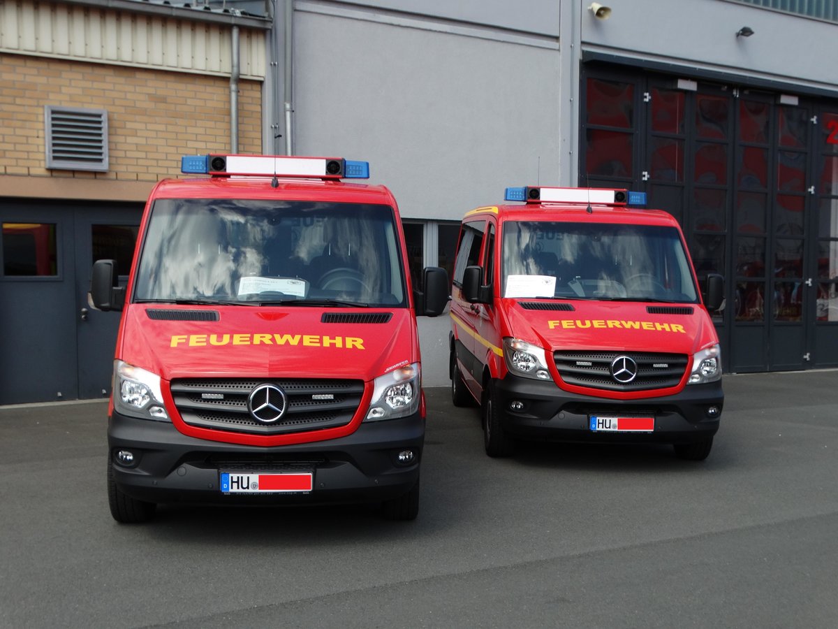 Zwei neue Feuerwehr Hanau Mercedes Benz Sprinter MTW am 05.06.16 beim Tag der Offenen Tür