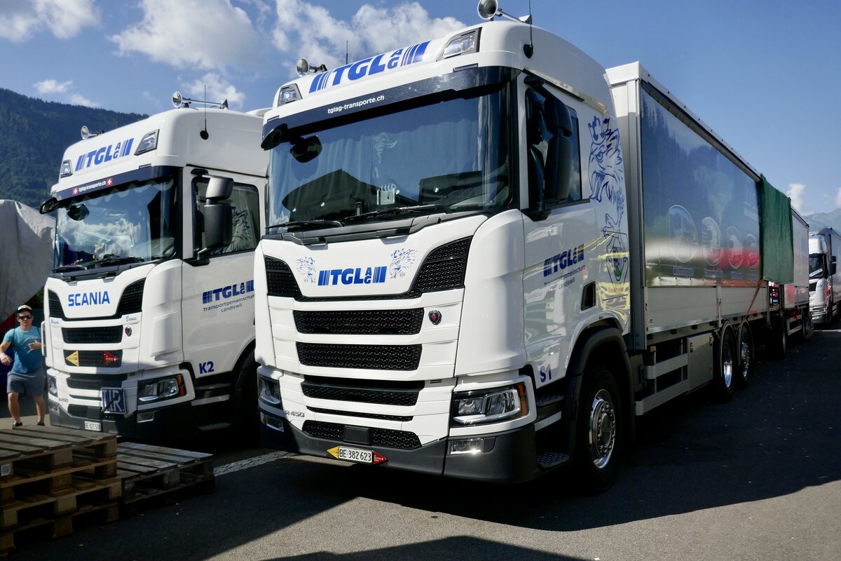 Zwei Scania Hängerzüge von TGL AG am 26.6.22 beim Trucker Festival Interlaken.