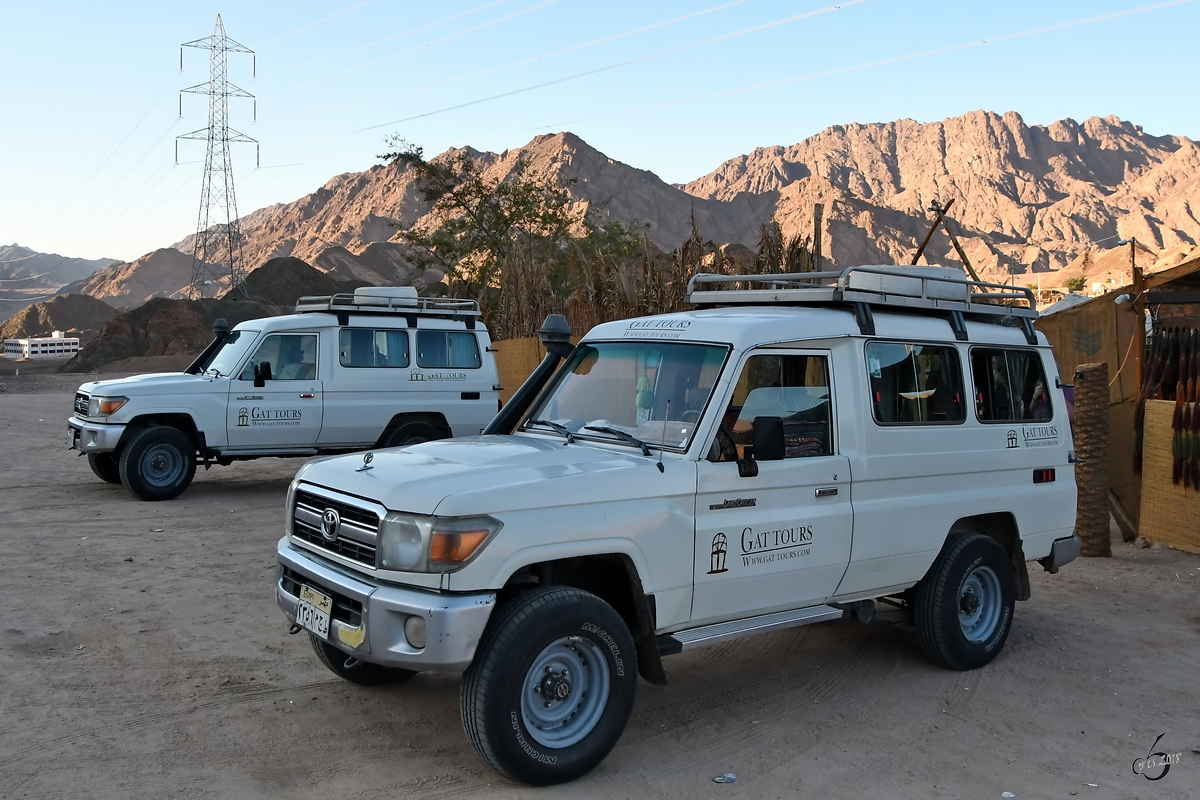 Zwei Toyota Land Cruiser Mitte Dezember 2018 vor einem Rastplatz auf der Sinai-Halbinsel.
