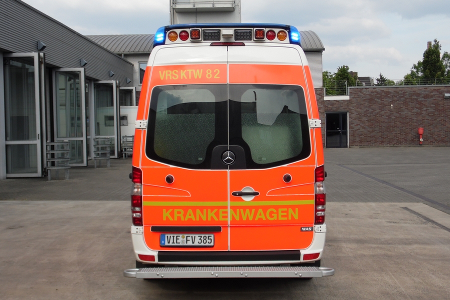 Zweiter Krankentransportwagen (KTW) der Freiwilligen Feuerwehr Viersen.

Fahrgestell: Mercedes-Benz Sprinter 316 CDi

Ausbau: WAS 

Der Krankenwagen kann auch als Rettungswagen eingesetzt werden und ist in Viersen

am 31.5.2014 von mir aufgenommen worden