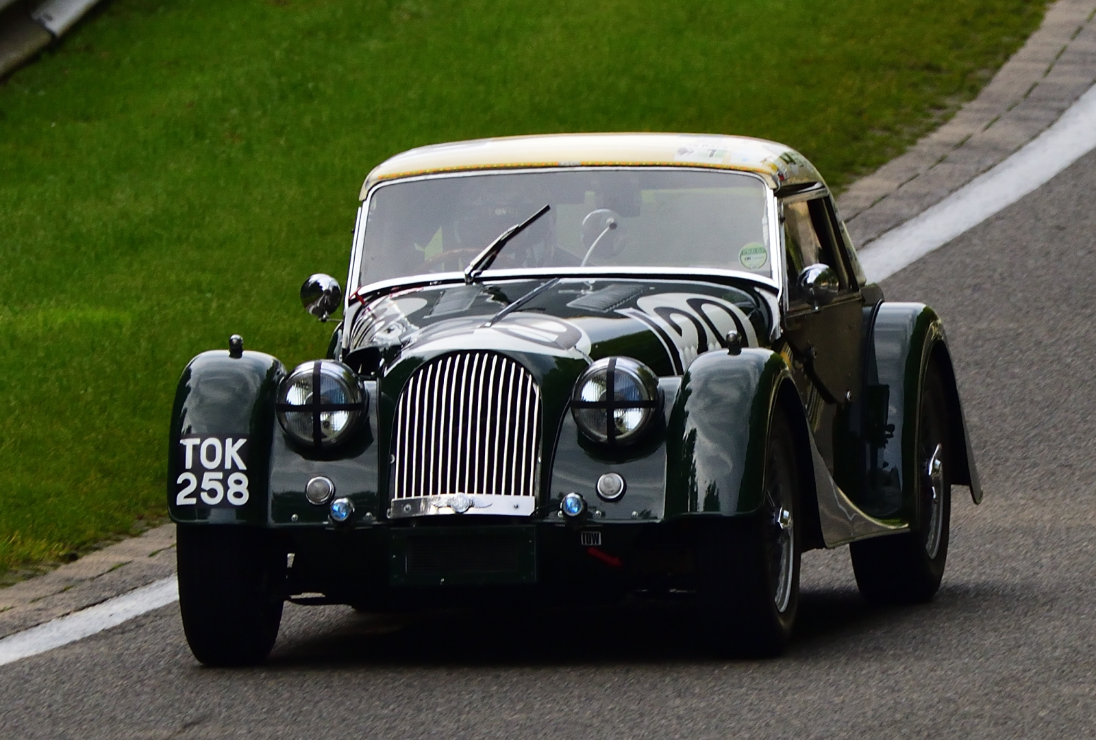 129 MORGAN Plus 4 Super Sports (1962), Fahrer:	AHLERS Keith (GBR), BELLINGER James (GBR)	& BOCK Christian (DEU). Hier beim 6h Classic Rennen am 30.09.2023 in Spa Francorchamps 30. Spa Six Houars Classic.