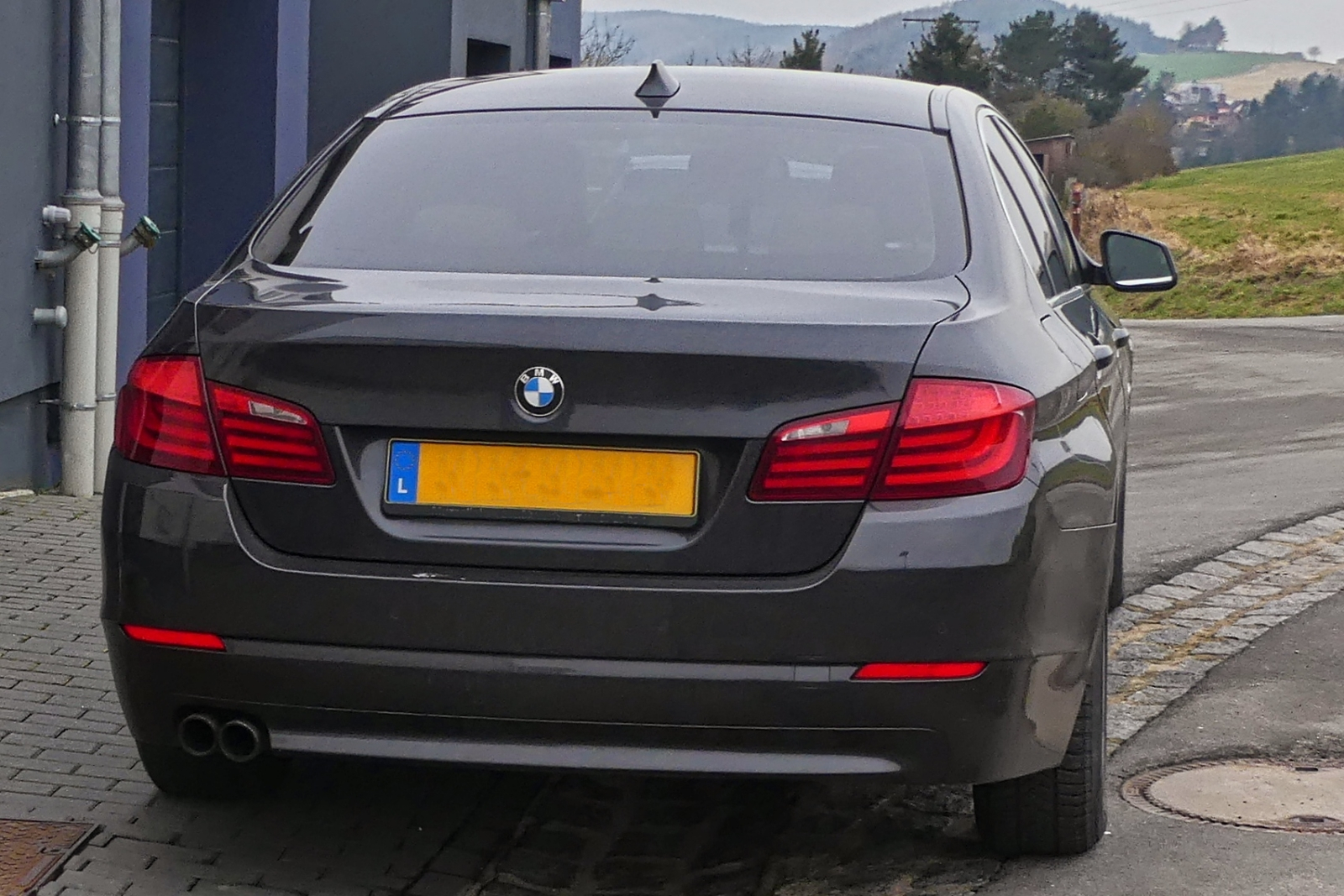 5er BMW (F10) aufgenommen am Straßenrand. 01.2024