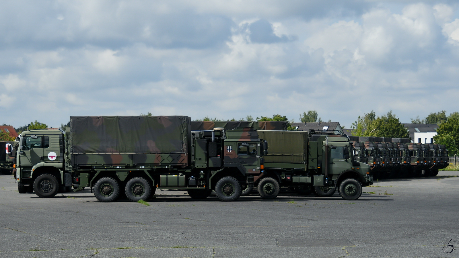 Am Flughafen Berlin-Gatow waren Mitte August 2023 jede Menge militärische Lastkraftwagen der Bundeswehr zu sehen.