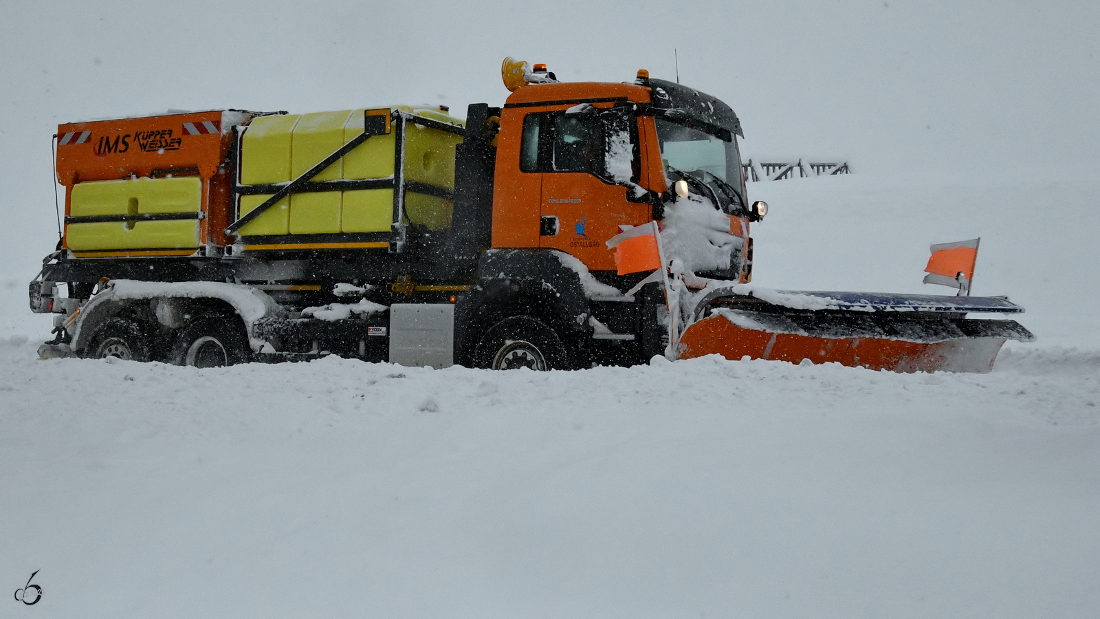 Anfang Dezember 2023 versuchte ein MAN TGA-Winterdienstfahrzeug die Straßen bei Nesselwang freizumachen.