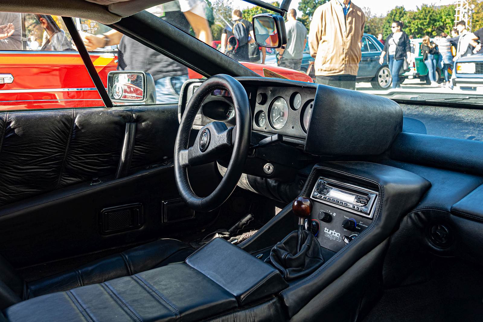 Armaturenbrett eines Lotus Esprit, gesehen vom Beifahrersitz. Die Aufnahme stammt von Oktober, 2023.