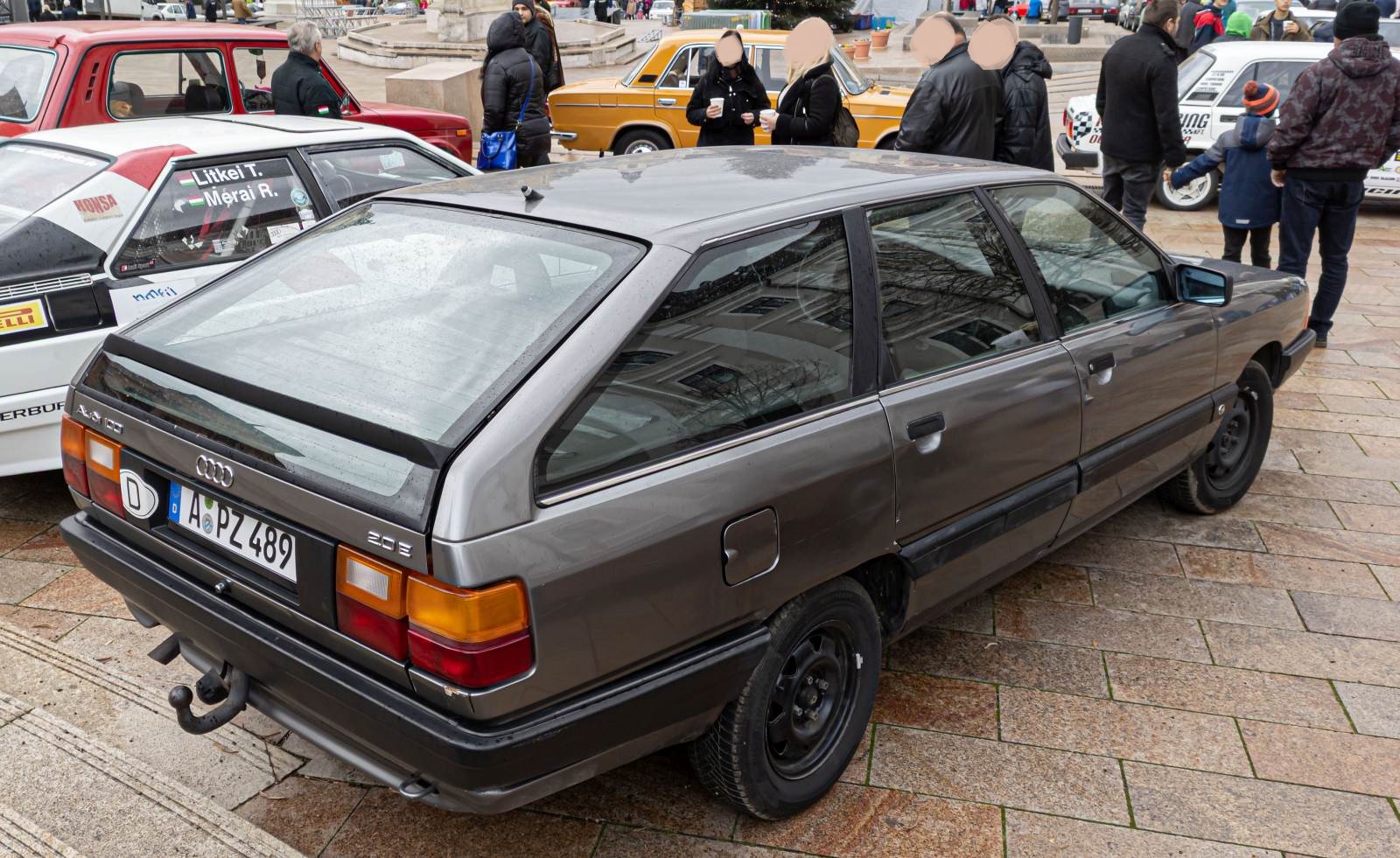 Audi 100 Avant, ein sehr charakteristisches Kombiauto, gesehen in Dezember, 2022.